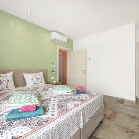 Nur Amela Villa *