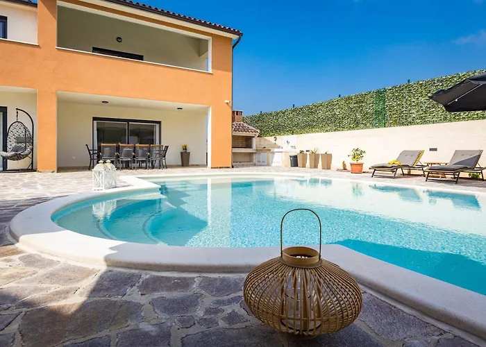 Nur Amela Villa Pula