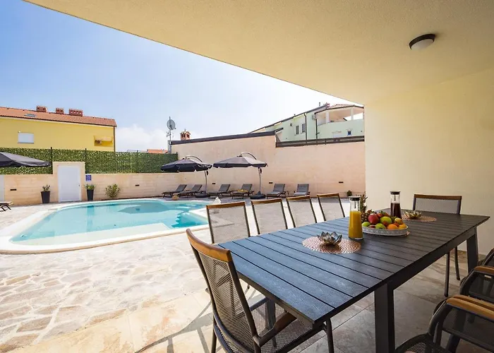 Nur Amela Villa Pula