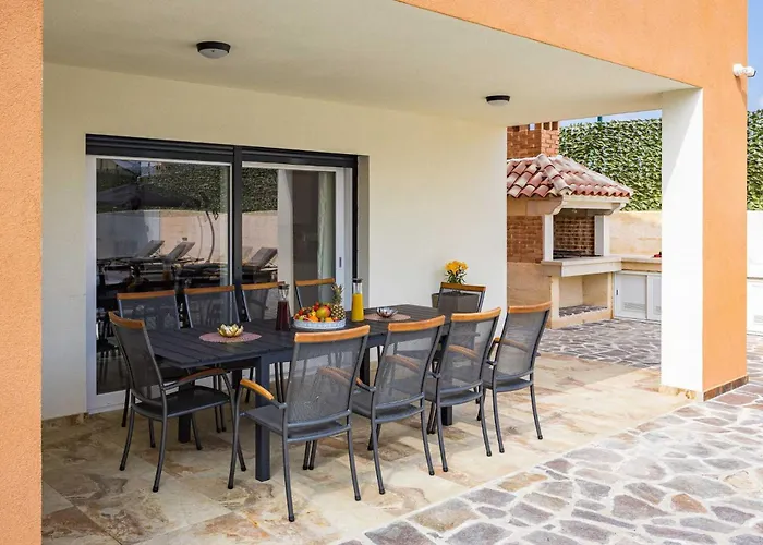 Nur Amela Villa Pula