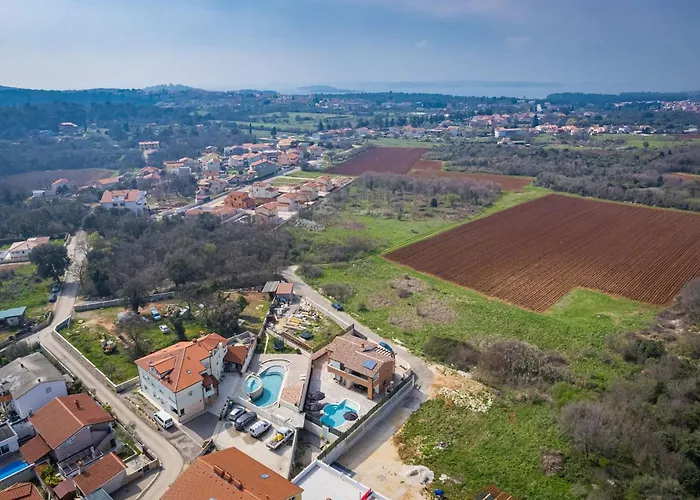 Nur Amela Villa Pula