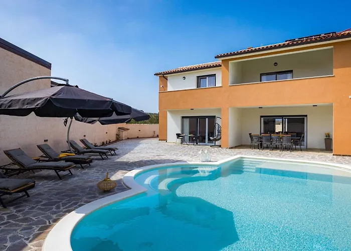 Nur Amela Villa Pula