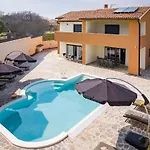 Nur Amela Villa *