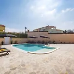 Nur Amela Villa *