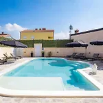 Nur Amela Pula