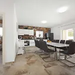 Nur Amela Villa