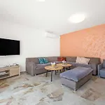 Nur Amela Villa