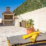 Nur Amela Villa