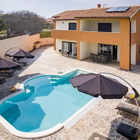 Nur Amela Villa *
