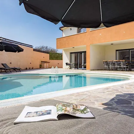 Villa Nur Amela