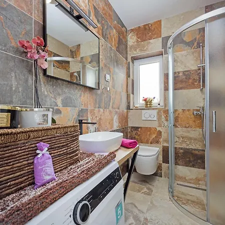 Nur Amela Villa Pula