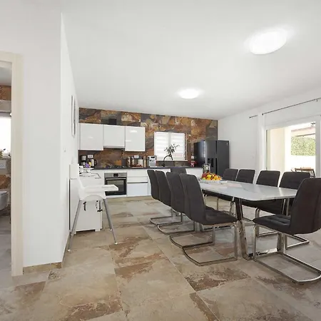Nur Amela Villa