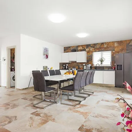 Nur Amela Villa Pula