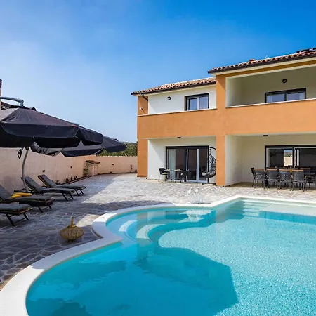 Nur Amela Villa Pula